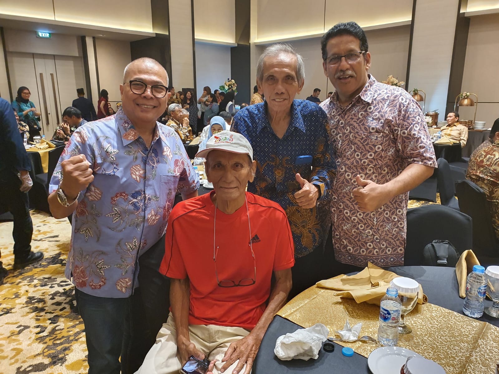 Bang Amray (merah) Sadik Algadri (mantan juara nasional Judo), Judo Hadianto (legenda kiper nasional), dan saya MN. Bukber di BUMN, Maret 2025.